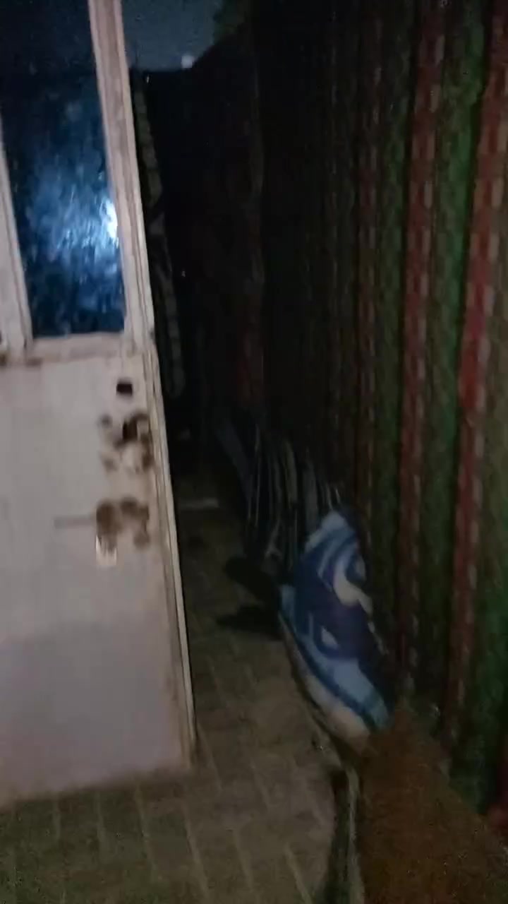 نص شقه ايجار ب٢٥٠ بيها غرفتين او صحيات او مطبخ وحديقه قريبه على مقبره اليهود مقابيل ملعب الشقق ***********
