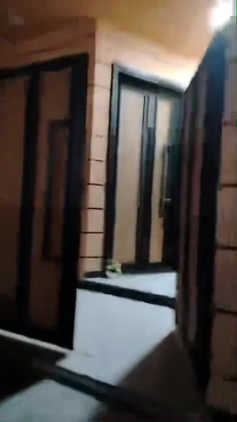 بيت للبيع مساحه ١٠٠متر 
موقعه الدور شارع زين العابدين
بناء حديث٢٠٢٦ درجه اولى
المواصفات صاله ومطبخ و٣غرف نوم وحولي وصحيات٢
تفاصيل اكثر الاتصال بالرقم***********

