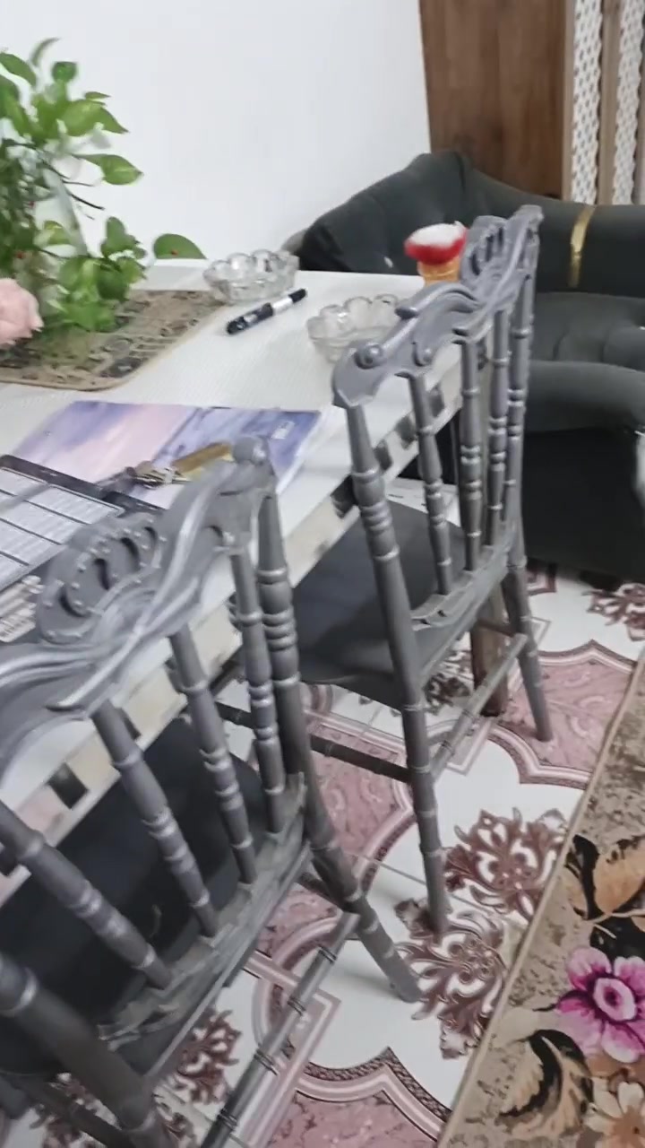 ميز طعام • ٤ كراسي • عاجي