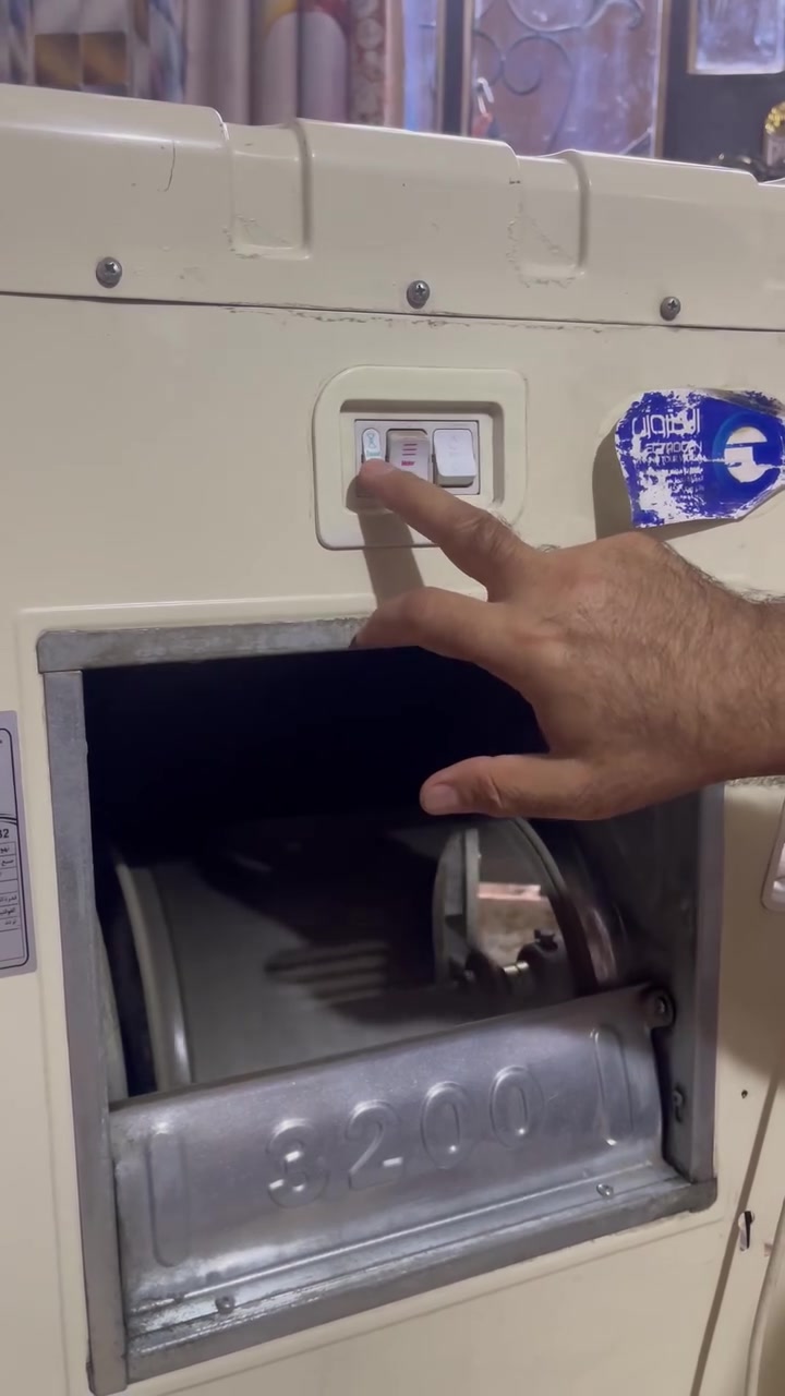 السلام عليكم مبرده حجم ١ ونص للبيع السعر ٧٠ نضيفه كلش  سرعتين حسب الفديو  المكان البياع تقاطع درويش   ***********
