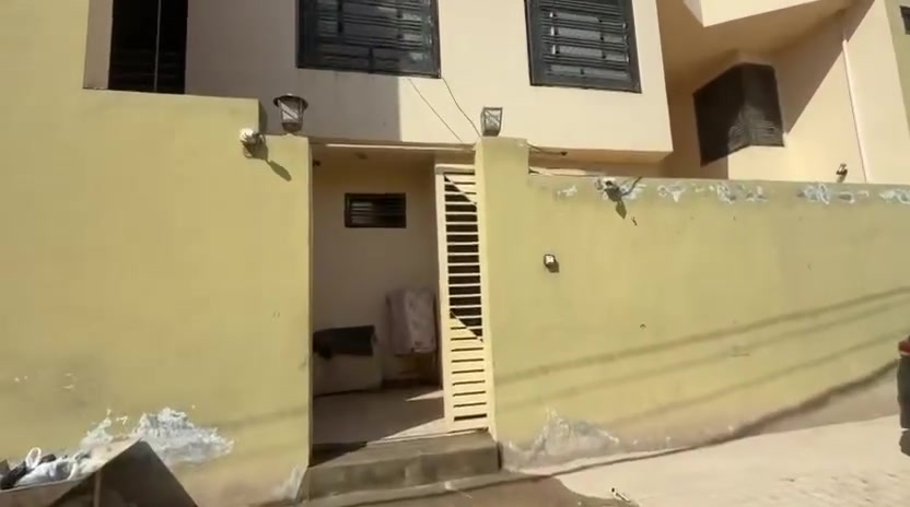 � دار للبيع في النجف – ناحية الحيرة / حي الكويت
📍 الموقع: خلف محكمة الحيرة وقريب من الشارع الرئيسي

📐 المساحة الكلية: 300 م²
📏 الواجهة: 25 متر
📏 النزال: 12 متر

🏗 دار حديثة البناء درجة أولى
بناء قوي من الطابوق الجمهوري مع أساس وسقف مسلح.

الطابق الأول:

• صالة كبيرة بتصميم خليجي
• مطبخ بارد + مطبخ حار
• غرفتا نوم
• حمامات داخلية وخارجية
• استقبال منفصل (9م × 4م) مع مدخل خاص وحمامات
• حديقة
• كراج للسيارة

الطابق الثاني:

🔹 عدد 2 سويت
مساحة كل سويت 120 م² ويحتوي على:
• غرفة نوم
• صالة
• مطبخ
• حمام

الخدمات:

✔ ماء
✔ كهرباء
✔ مجاري
✔ شارع مقرنص

📍 الموقع مميز جداً
قريب من المدارس والشارع الرئيسي ومحكمة الحيرة والناحية.

📜 نوع السند: بستان ملك صرف
(ليس طابو زراعي ولا حصة لوزارة المالية)

📞 للاستفسار:
محمد الحسيني
📱 ***********
