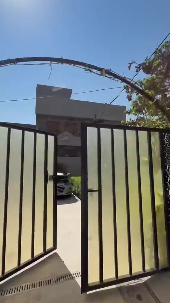 دار للبيع فرع العيادة الشعبية
عرض الشارع ٦ متر 

لمساحة الكلية ٢٢٠ متر 

البناء ١٢٠ 

حديقة كبيرة

كراج يتسع إلى سيارتين 

طابقين بناء حديث يحتوي الطابق الأول 

صالة  ٤.٤

 +غرفة نوم ٤×٣.٧٠

حولي كبير 

مطبخ

 صحيات  حمام تواليت 

ترك على عرض البيت ١.٥٠×١١ 

الطابق الثاني يحتوي على 

3 غرف 

وحولي كبير 

صحيات 

بلكونة 

بيتونة + سطح كبير  يحتوي على تناكيات ٢  سعة ١٠٠٠ لتر 

للستفسار *********** متواجد واتساب
