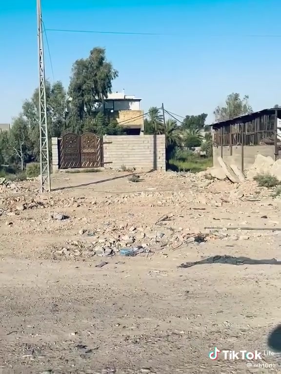دار للبيع طابقين طابو ملك صرف مساحة 300 متر
السياحي قريب عن بانزين خانه ابو زياد
على الشارع العام 
طابق الأول 
غرفتين مع سويت 
صالة 7.5
صحيات داخلية وخارجية
استقبال 8.4
كراج مع حديقة كبيرة 
كهرباء وماء و تبريد وغازشغل دفن كله تأسيس 
بناء حديث 
طابق الثاني 
صاله 7.6
صحيات كبيرة 
غرفه 8.4
غرفة 5.4
للتواصل ***********
مكتب الكرامة للعقارات الدور والأراضي
