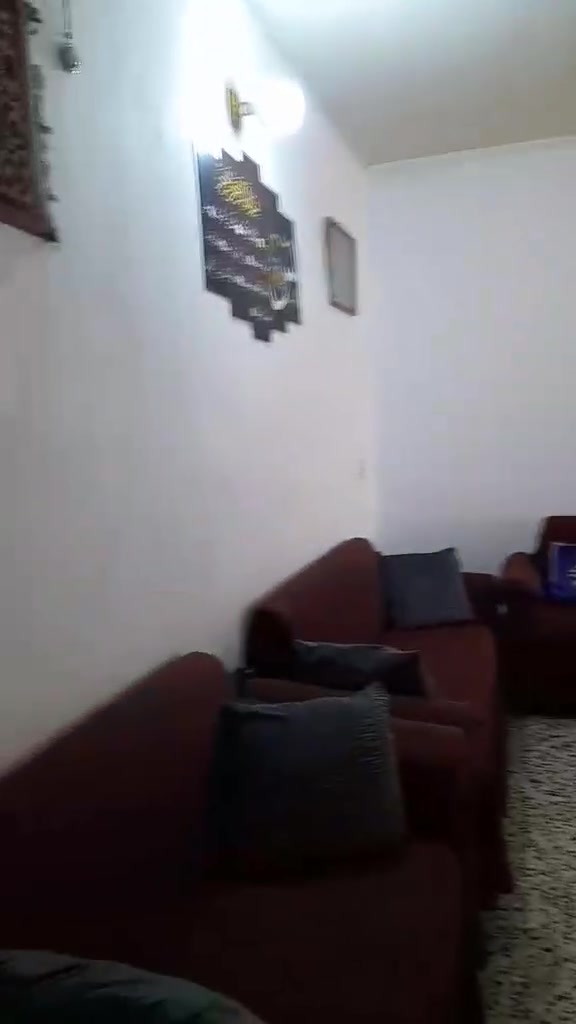 بيت للبيع طابو صرف على طابو الشعب المساحة ٢٠٠ متر طابق ونص بناء رفت مسلح سنة البناء ٢٠١٦ الموقع بوب الشام شارع المشايخي قريب عالسوق مال بوب الشام السعر ١٥٠ مجال قليل طابق ونص كراج وحديقة وغرفتين نوم واستقبال وصالتين وحدة فوك وحدة جوه وصحيات ٣ خارجي وداخلي وفوك ومطبخ وترك حرف L رقمي *********** ابو داود
