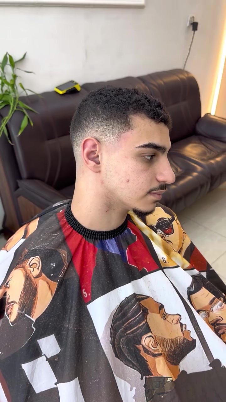 موجود حلاق Vip متنقل يجيك داخل البوابة *********** 
والشغل يحجي الحمدلله.
