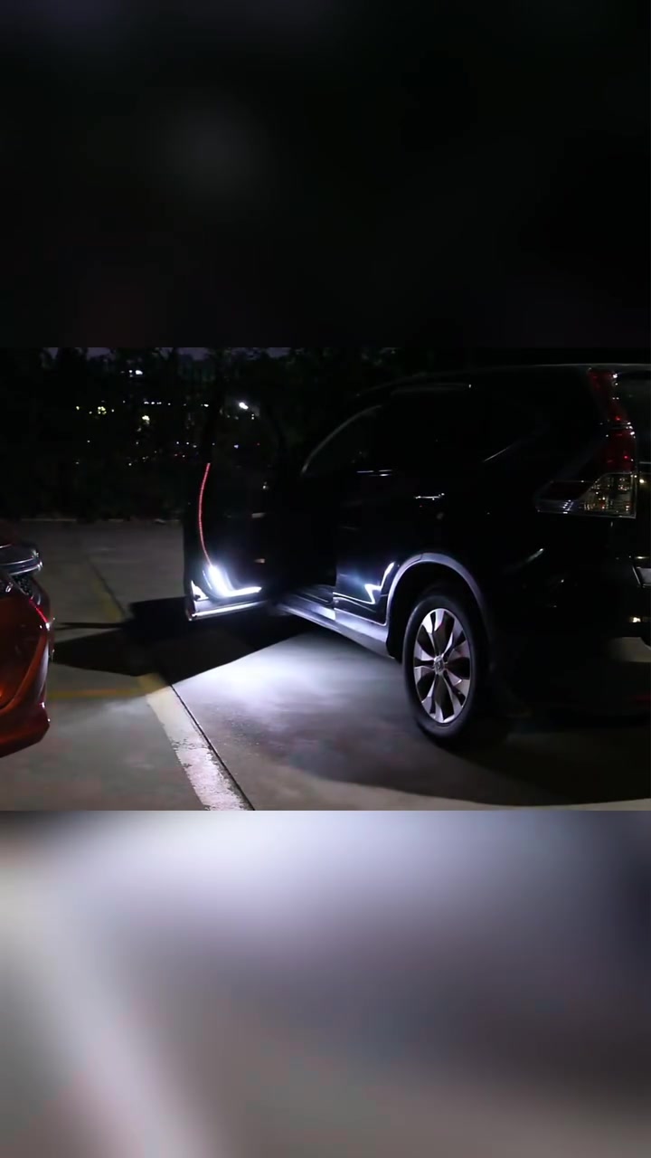 🚗 💡 لدّ ترحيب وتحذير لباب السيارة – حماية وأناقة بلمسة وحدة!

تريد سيارتك تبين مرتبة وأنيقة، وتزيد من أمانك خصوصًا بالليل؟

هاي الإضاءة الـLED هي الحل العملي والستايل بنفس الوقت 👌

🔸 شنو تستفاد منها؟

▪️ تشتغل تلقائي من تفتح الباب – ضوء ترحيب يفتح النفس

▪️ تنبه السيارات المارة حتى ما يصير احتكاك أو حادث

▪️ تضيف لمسة فخمة وتبين سيارتك غير ✨

🔧 المميزات:

✔️ نمط فلاش مميز يخلي السيارة ملفتة

✔️ مقاومة للمطر والغبار بمعيار IP68

✔️ تركيب سهل – لا تحتاج تروح لكهربائي

✔️ تناسب أغلب أنواع السيارات

✔️ إنارة قوية وواضحة حتى بالمواقف المظلمة

📦 العلبة تحتوي:

• شريطين LED (120 سم لكل واحد)

• أسلاك توصيل

• تعليمات تركيب مفصّلة

📌 نصيحة:

نظّف المكان زين قبل التركيب – وثبّت الشريط عدل حتى يلتصق مضبوط

وشغّله حسب التعليمات: الأحمر للموجب، الأسود للسالب ⚡

🧰 المقاس: 18 × 18 × 3 سم – ما ياخذ مكان، وسهل التخزين
عرض خاص قطعتين 19.000 الف 
التوصيل مجانا 
رقم الهاتف *********** واتساب
