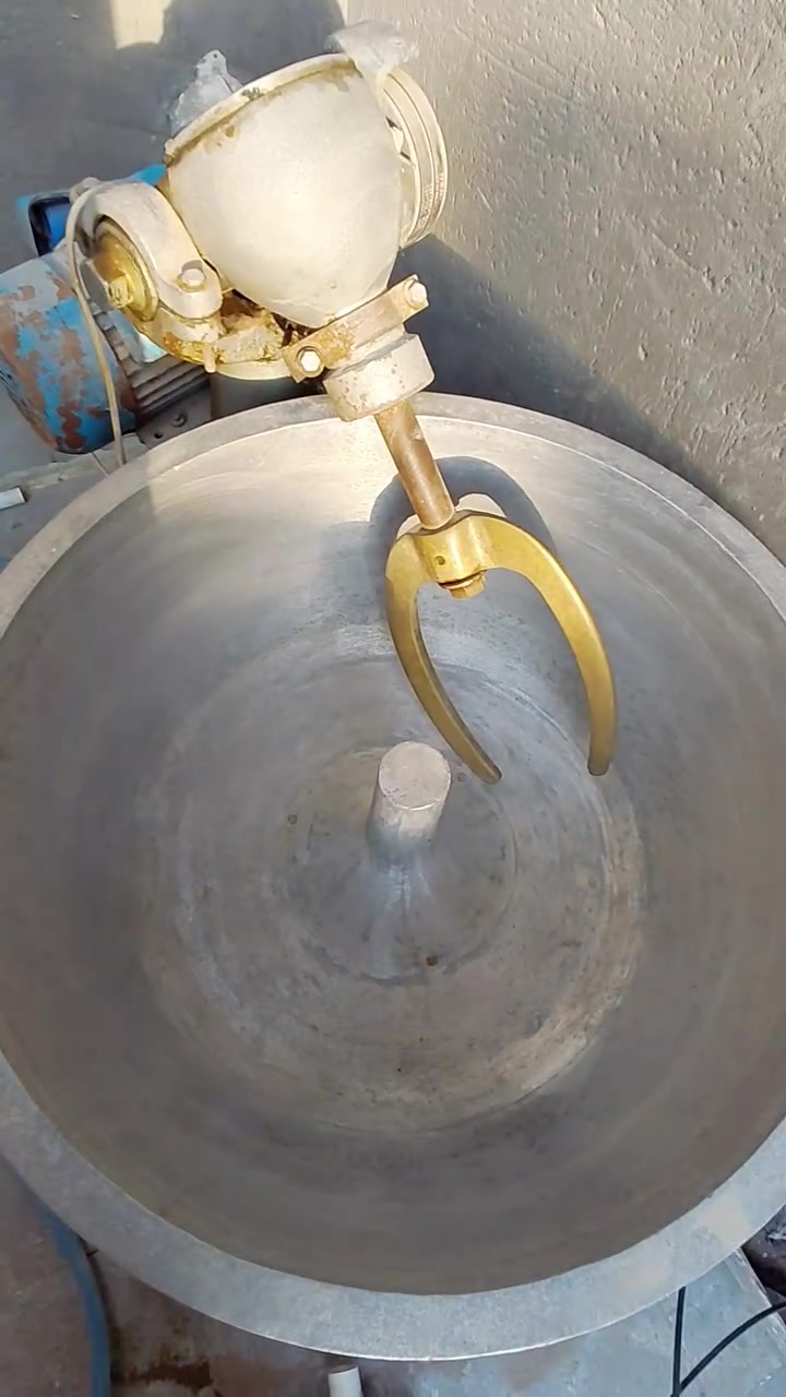 عجانة صناعة سورية اصلية فافون صب مع شفت نحاس وزن ٥٠ كغم
فقط وجود مشكلة في الماطور وممكن اصلاحة للاستفسار ***********
