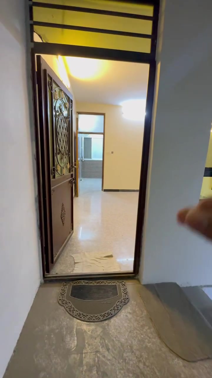 شقه للايجار طابق اول جديده نضيفه مساحه 100 متر تحتوي على غرفه وهول ومطبخ وخدمات الموقع:شارع عمر فرع صيدليه الجبل السعر:500 
للاستفسار:***********
