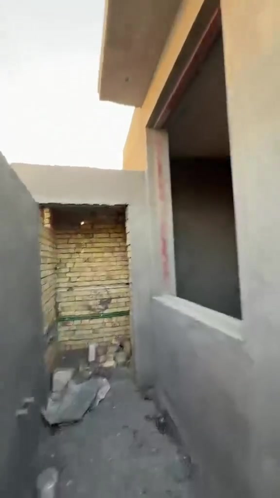 بيت ١٠٠متر. يحتوي ع غرفه وصاله ودوانيه وصحيات داخليه وخارجيه 
العنوان الاسكان الصناعي قرب مستشفى التركي 
***********
السعر 35 بي مجال
