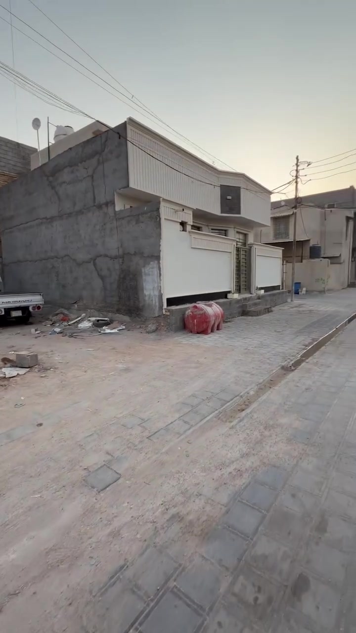 السعر ٩٠ وبيها مجال التعامل معه صاحب القطعه 
سلام عليكم ١٠٠ م طابو ملك صرف تحويل مباشر وجه ١٠ ونزال ١٠ خدمات كامله ماء كهرباء مولد مجاري شارع مقرنص بصف الركن تبعد عن شارع العام ٥٠ م تصعد من يمها لل أمامين  ب٥٠٠ دينار عقار نضيف اجازة بناء بيها ومدفونه وجاهزه سعرها جداً ممتاز منطقه سكنيه مرتبه تبعد عن سوگ العطيشي حدود ال٧٠٠ م أو اقل مدارس كلشي متوفر استفسار اكثر *********** أو مراجعة مكتب الغسق كربلاء الحسينيه مقابيل قصر مصطفى خان عامود ٢٦٩
