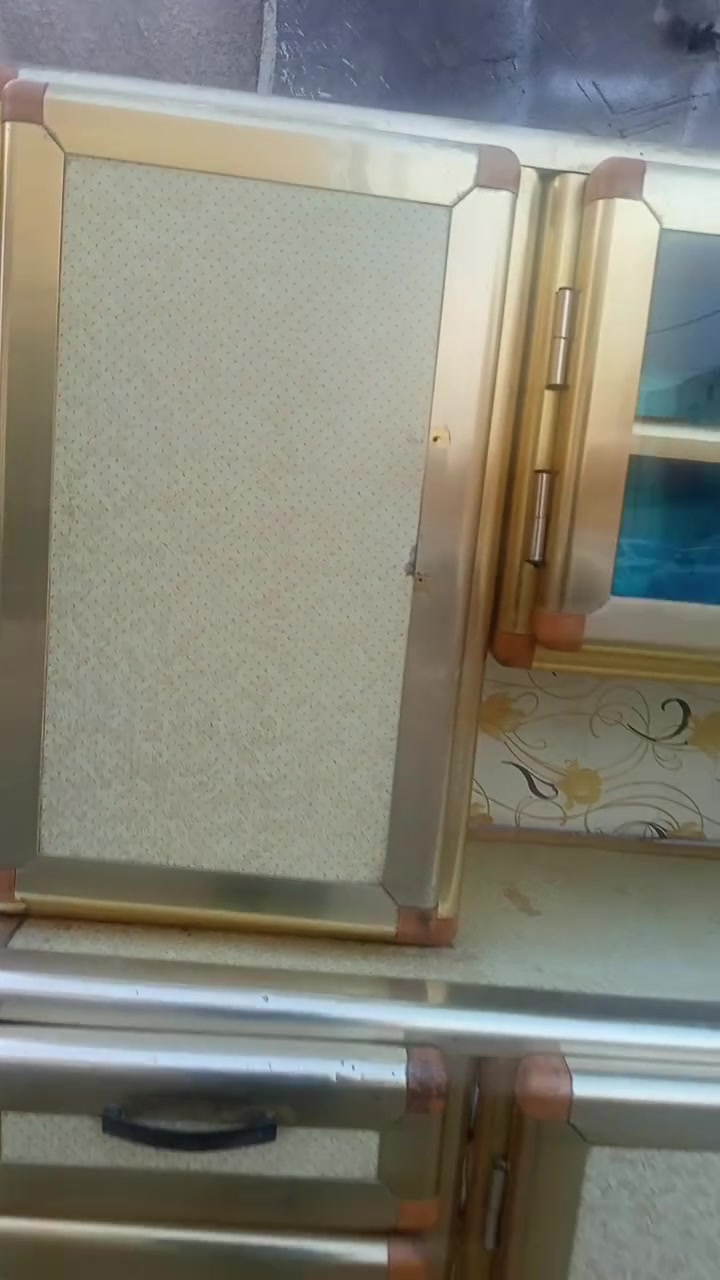 سلام عليكم كاونتر للبيع مترين. ارضي وتعليك بدون سنك. العنوان البصره قبله***********
