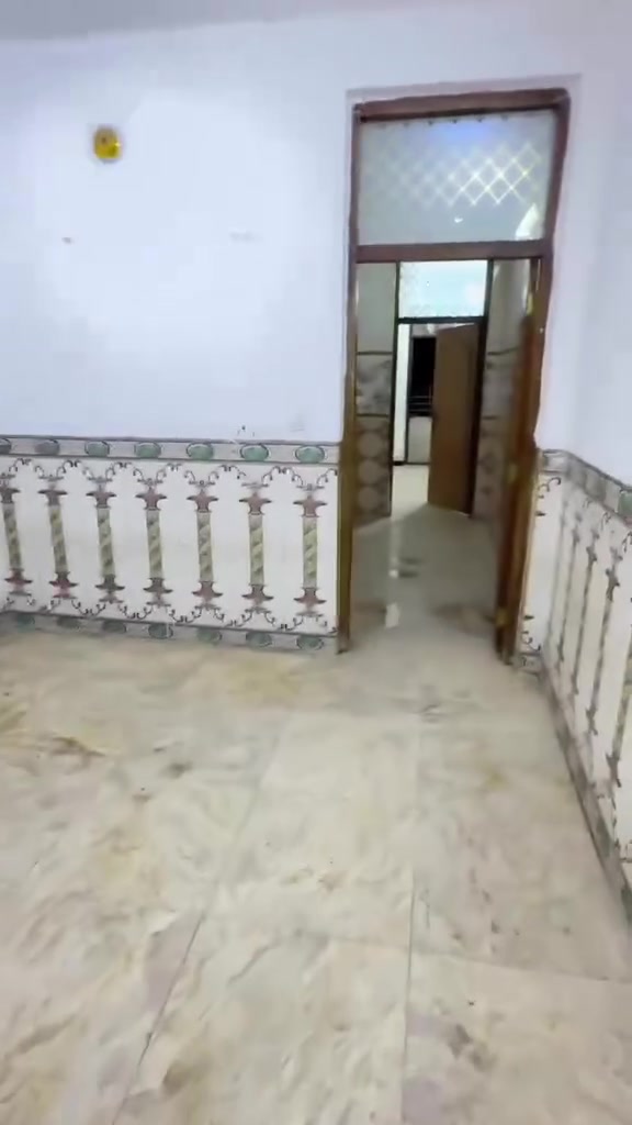 سلام عليكم شقه لليجار مقابيل المدرسة
وبصف السوق طابق اول ***********
