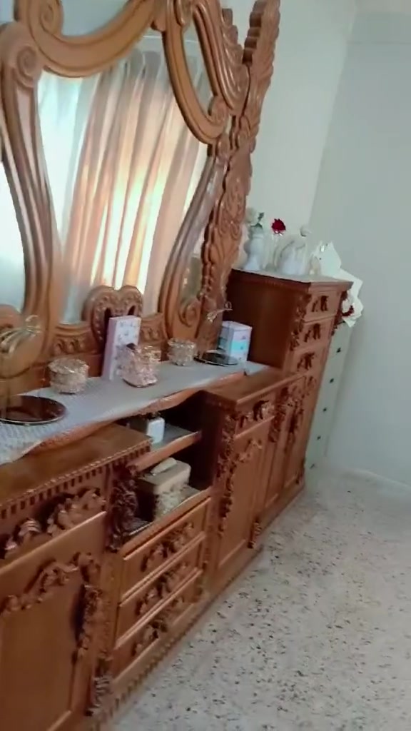 سلام وعليكم عندي هاي الغرفه للبيع 6 ابواب ملحق خشب ثقيل شغل درجه اولئ مكانها اليرموك سرها مليون 350 
***********
