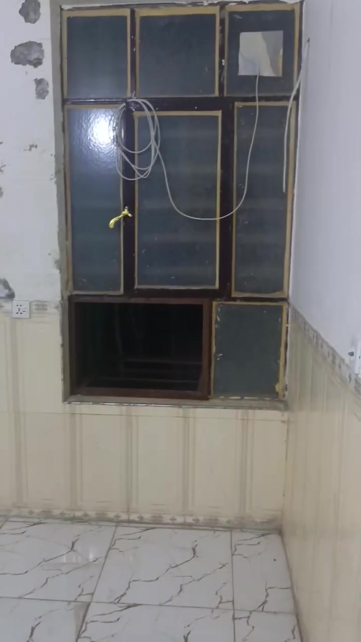 السلام عليكم شقق حديثه للايجار يوجد طابق ارضي طابق ثاني طابق ثالث شقق حديثه عوائل فقط العنوانزعفرانيه قرب حسينيه امام المهدي***********
