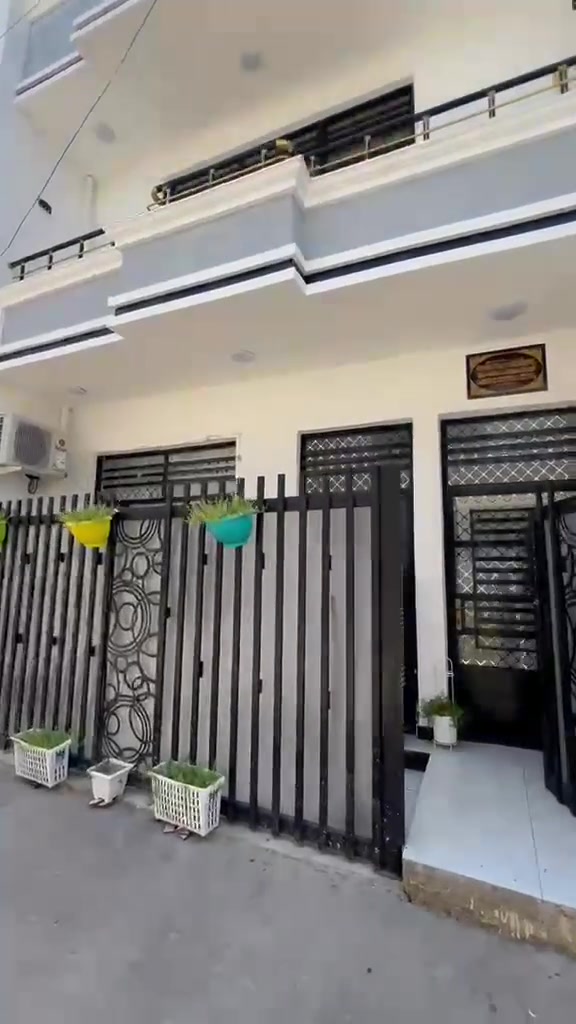 سلام عليكم بيت للبيع جزيره بغداد السياحية شارع المشروع ابو كفه شارع مبلط  مساحه البيت ٦٥ متر واجهه ٦ نزال ١١ غرفتين وصاله ومطبخ ومنور وحمامين وسطحين وتانكين مي وسخان وماطور مي سند ٢٥  تحويل ثاني يوم محكمه الاعظميه  اي استفسار ع الواتس اب *********** السعر ٨٥ بي مجال قليل
