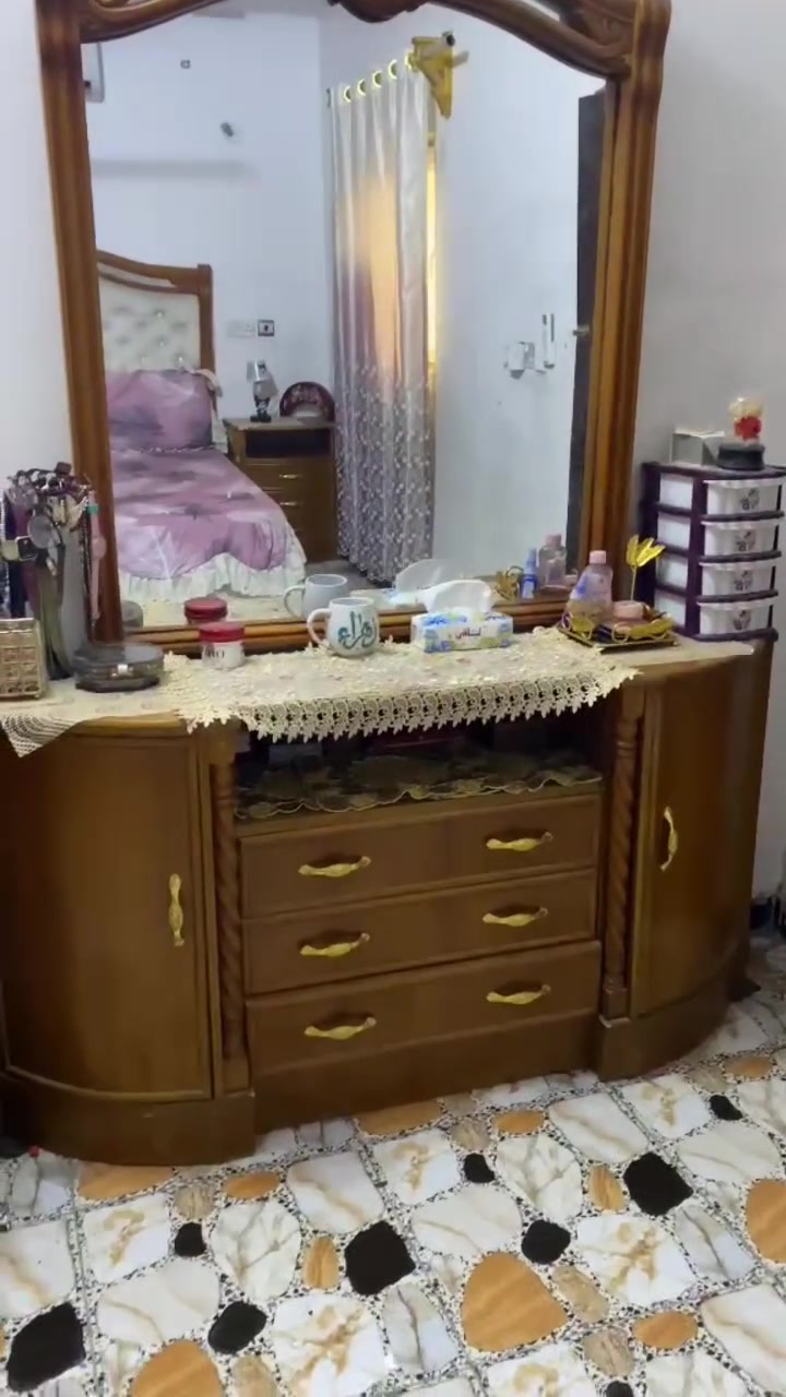 سلام عليكم غرفه نوم للبيع جاهزه يحتاجه تلميع السعر 600 وبيه مجال قليل واتساب ***********
