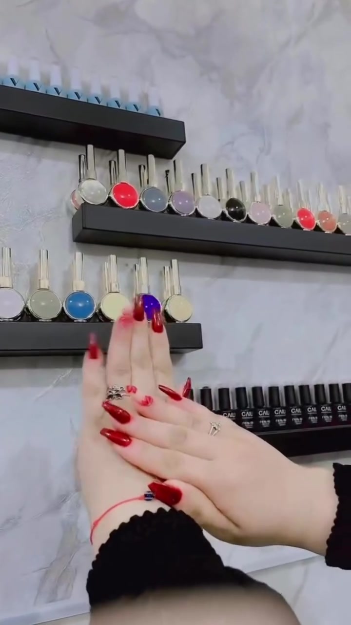 الأحمر يفوز دائماً ♥️😍 تركيب اظافر من ابداعات صالون بيبا ❤️‍🔥 
العنوان الرمادي حي الأندلس مقابيل حديقة الجوري ♥️ 
رقم الهاتف ***********
