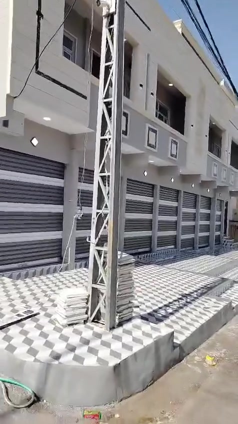 عمارة تجاريه ركن ملك صرف ومن الشرعي تقع ع شارع ٢٠ مقابل مول القمه في حي السماح اتجاه شروق المساحه ٢٠٠ متر مؤجرة بالكامل بوارد شهري مليون و٧٥٠ الف دينار تحتوي ع ٧ محلات وشقتين وبيت ارضي ٠٠سعرها ٤٠٠ مليون دينار للتواصل *********** وتبقى ثقتكم سلم لنجاحنا
