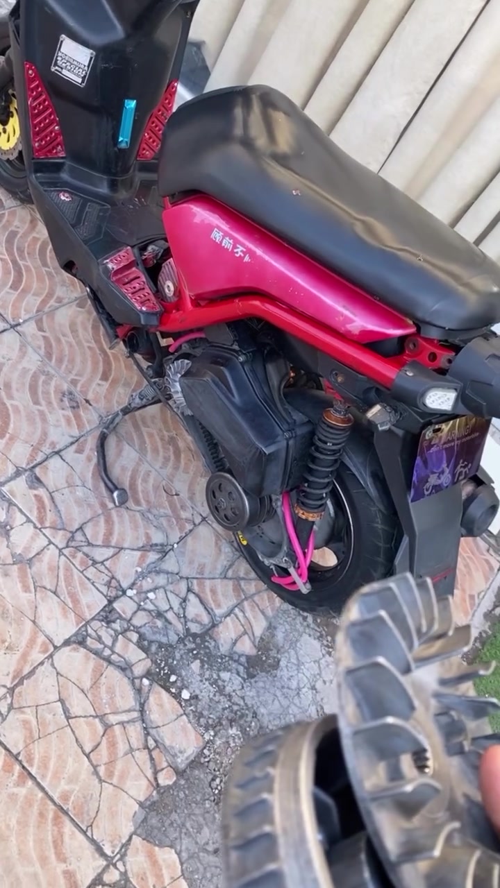 دراجه سكنس ياباني دراجه
بيها قبغ فلاوين رياضي 
بيها شوته كوسو 
بيها سلف كوسو 
بيها ملقط قمجي رياضي
بيها ملقط صوندات رياضي 
بيها كلجات رياضي بلادي
بيها قبغ رياضي 
بيها براغي رياضي 
بيها يدات بريك كوسو رياضي
بيها قبغ شاصي RGS
بيها دبلات خلفي رياضي لونين 
بيها خرز كلج امامي RGS
بيها قايش رياضي 
وكلشي شغال بيها مناقصها اييي شي
كفراتها كله مختمه مكاني بغداد الاعضمية 
بيها دواسات لون احمر رياضي
***********
