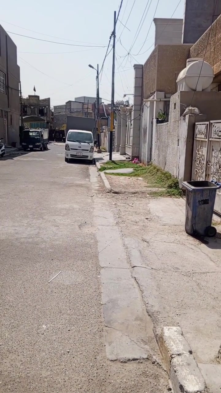 بيت مساحته ٣٢٢ متر الموقع الكمالية شارع ٧٠ مقابل مدرسة المعارف الأهلية سند طابو صرف رسمي باسمي يحتوي البيت على حديقة وكراج يتسع ٣ سيارات الطابق الأرضي هول واستقبال ومطبخ كبير وغرفتين نوم مع مجموعة صحيات داخلية وخارجية والطابق الثاني يحتوي على ثلاثة غرف نوم ومجموعة صحيات مع وجود منور  يحيط بالبيت للاتصال واتساب  ***********
