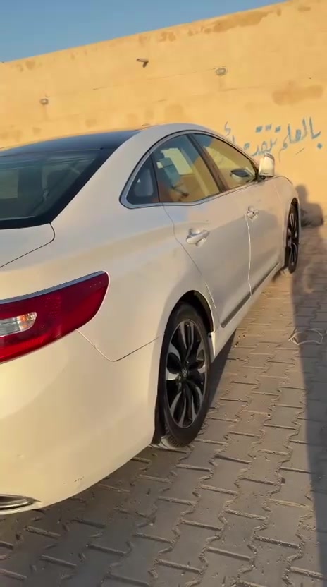 السلام عليكم 

هونداي أزيرا خليجي  2014 رقم بغداد
فول مواصفات محرك كير خير من الله 
مواصفات 
بانوراما
كشن جلد 
تدفئه كشن
تبريد قطعتين
حساس خلفي 
نظام ترحيب 
أشاير مري 
مري شفط 
لايت زنون 
بصمه تشغيل وبصمه ابواب 

حادثها جاملغ امامي مبدل نفس اللون وبيها باردات بسيطه جدا 
السعر 118 وبيها مجال بسيط
السياره مشروع وطني 
***********
***********
