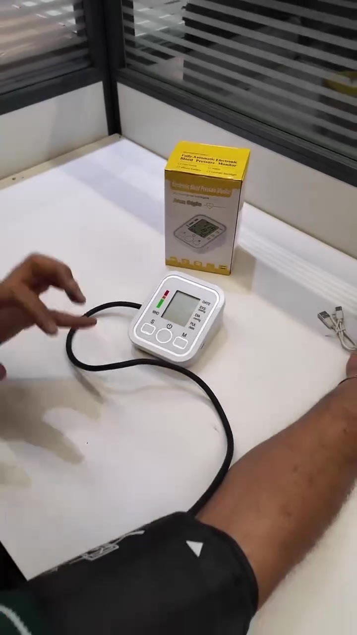 🩺 صحتكم تهمنا.. اطمئن على صحة قلبك وعائلتك بدقة وسهولة وأنت في المنزل! 🏡
​نقدم لك جهاز قياس ضغط الدم الإلكتروني الذكي (Arm Style)، الجهاز الأساسي الذي لا غنى عنه في كل بيت لمتابعة دقيقة ومستمرة للصحة العامة.  
​✨ المميزات والخصائص:
​دقة عالية واحترافية: يعطي قراءات فورية ودقيقة لضغط الدم (الانقباضي والانبساطي) ومعدل النبض.  
​شاشة رقمية واضحة (LCD): مزودة بمؤشر تصنيف مستويات الضغط حسب منظمة الصحة العالمية (WHO) لسهولة قراءة النتائج وفهمها.  
​سهولة الاستخدام: يعمل بضغطة زر واحدة، مع حزام ذراع مريح وسهل التثبيت يناسب مختلف المقاسات (22-32 سم).  
​ذاكرة تخزين ذكية: تتيح لك تتبع القراءات السابقة مع التاريخ والوقت لمراقبة الحالة الصحية بانتظام.  
​تصميم عملي: يعمل بالبطاريات أو عبر منفذ الطاقة (USB)، مما يجعله مثالياً للاستخدام المنزلي أو أثناء السفر.  
​💰 العرض لفترة محدودة:
​السعر: 15,000 دينار فقط!
​التوصيل: متوفر خدمة التوصيل بـ 5,000 دينار لكافة المحافظات.
​📦 لا تنتظر حتى تسوء الأمور، الوقاية خير من العلاج. اطلب جهازك الان واطمئن على صحتك وصحة من تحب!
​📲 للحجز والاستفسار، يراسلنا على الرسائل أو يترك تعليقاً بالطلب.او التواصل واتساب على الرقم ***********
. 
 #متجر_الموصل #العناية_الشخصية #الأجهزة_الطبية #جهاز_الضغط #مستحضرات_تجميل #عناية_رجل #الموصل #توصيل_سريع #اكسسوارات_رجالية #تسوق_اونلاين #موضة_رجالية #عرض_خاص #أناقة_رجالية
