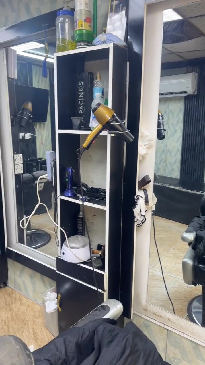 سلام عليكم اخواني لحلاقين محل اكمل للبيع ماعده لسبات  كراسي 3كلهن شغالات ورفوف 4 و 3مرايات ومسطبه وبخار وبلازمه كل لمحل للبيع  شلع مينباع مفرد شلع وبسعر كلش مناسب مكاني بغداد المشتل وهذه رقمي ***********
