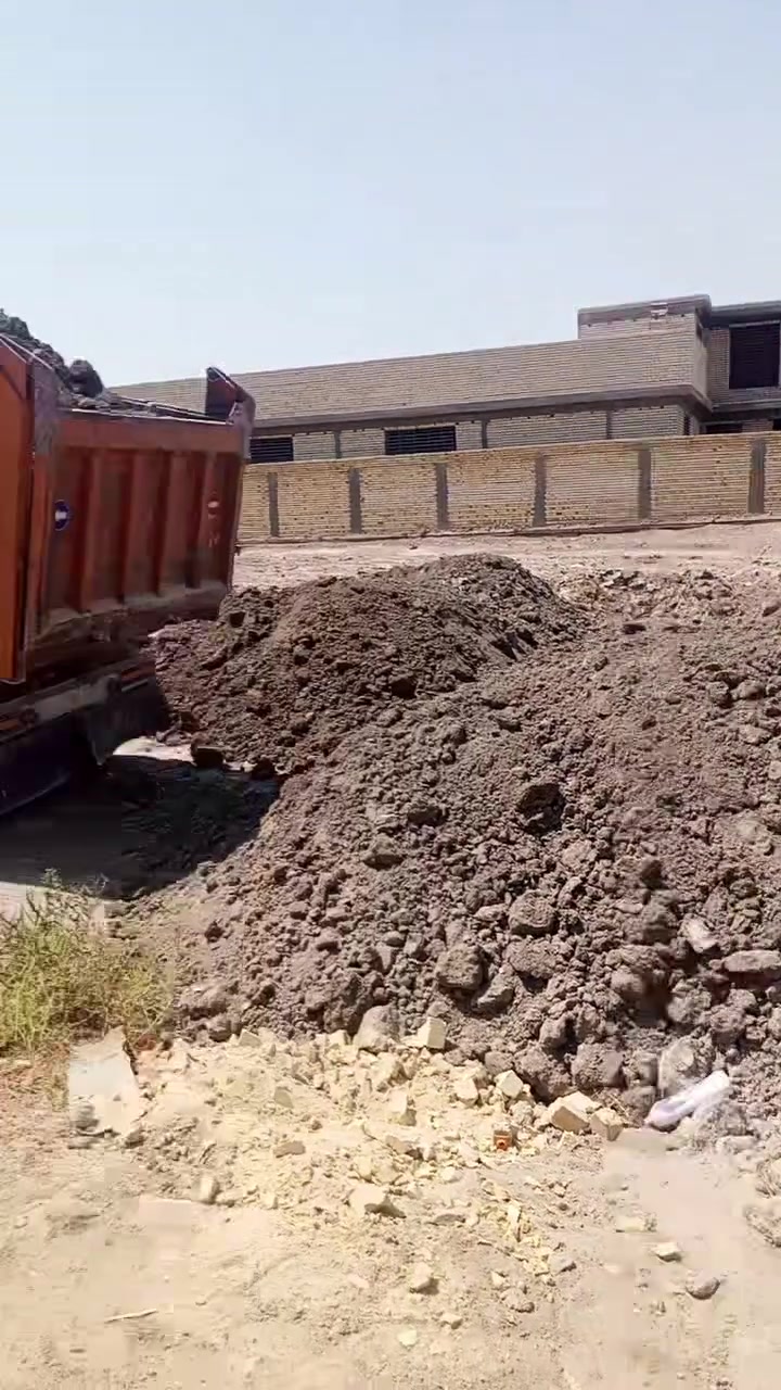 سلام عليكم يوجد تراب حلو لدفن قطع الاراضي والهياكل تراب حلو وحمل فول للاتصال ***********
