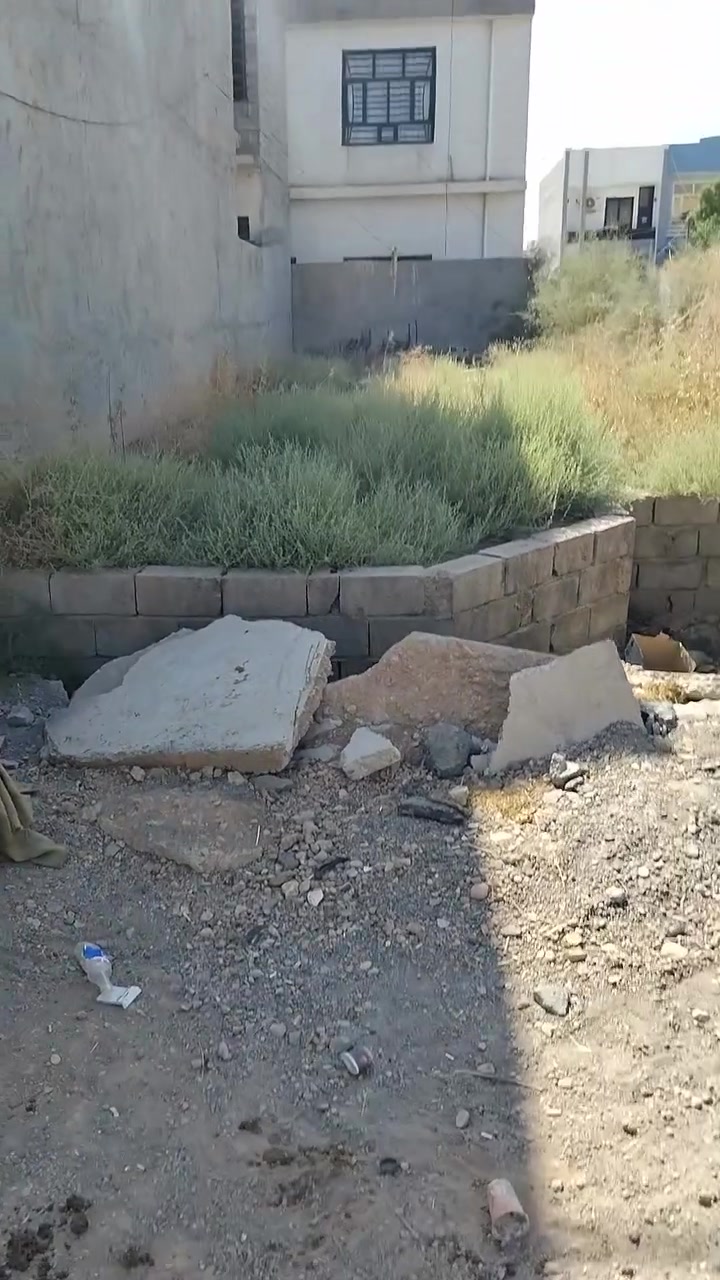 السلام وعليكم قطعه للبيع بلحولي جزء الثاني بتلو متفونة ١٠٠ متر ٥ ولنزال ٢٠
السعر ١٨ 
***********
