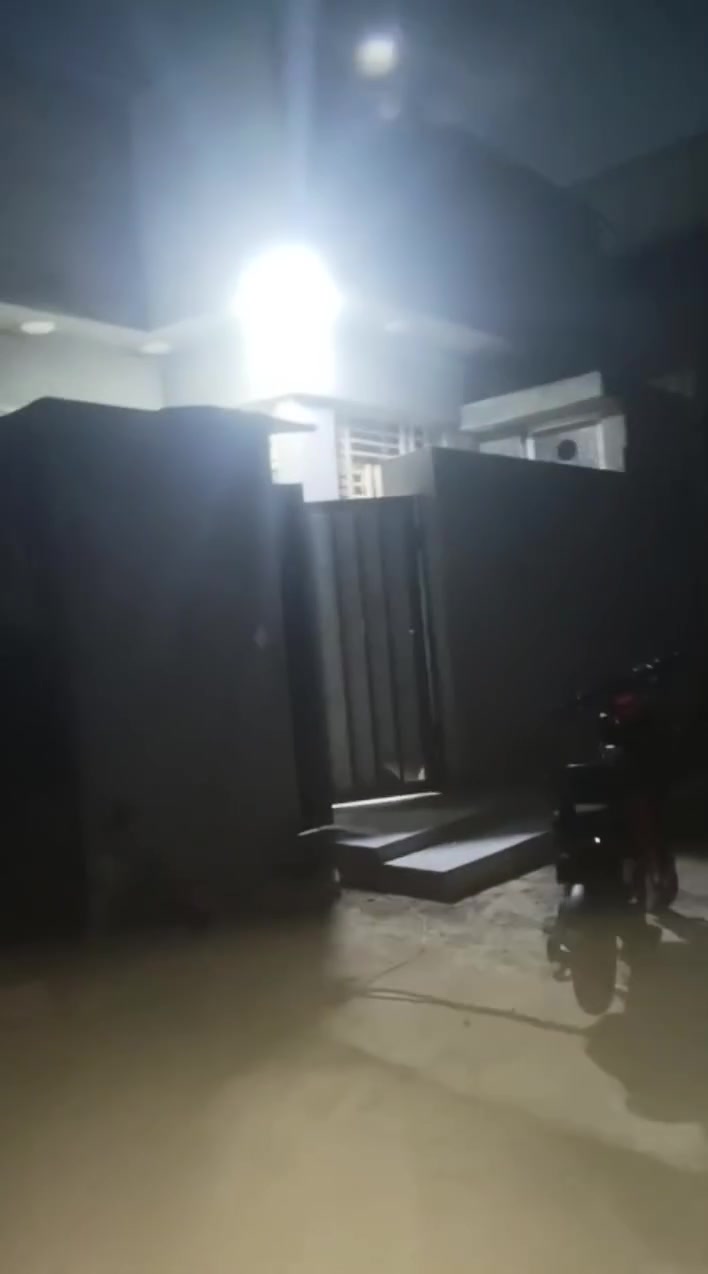 السلام عليكم بيت ١٠٠ متر طابق واحد 
والطابق الثاني مبني على النصف 
طابو زراعي سند ٢٥ 
واجهه 7 ونزال 14 ونص
بي استقبال وغرفتين نوم وصالة 
ومطبخ حار وبارد وصحيات خارجيه  وداخلية ومنور .
بيت بناء جديد 
حالياً بي مؤجر عائلة نيجيريا ثلث نفرات.
سعرة ٦٣ قفل 
عن شارع بغداد كربلاء تقريبا ٩٠٠ متر 
مقابل عامود ٤٤ 
الشارع مالته ١٢ متر 
والفرعي ٨ البيت بنص المنطقة يصير 
بحي الحوراء 
للاستفسار *********** 
او خاص متواجد أيضا
