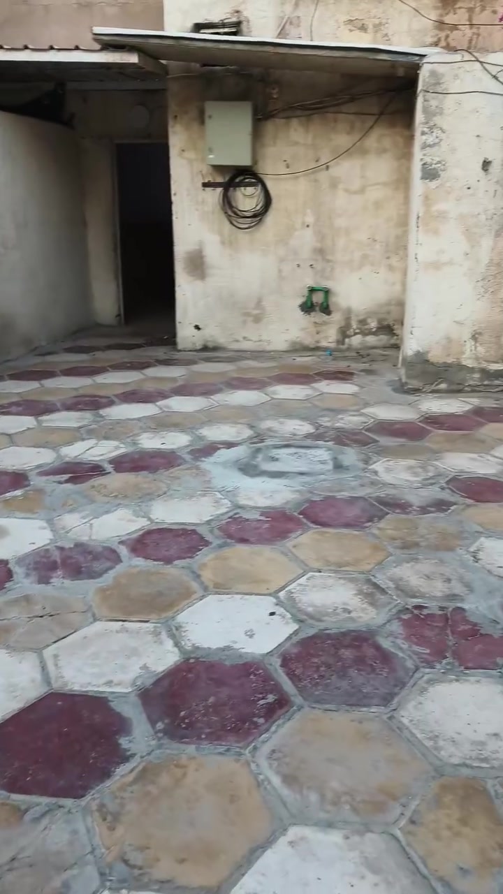 بيت ١٠٠ متر ب الميلاد للاجار ب ٢٠٠ الف بي غرفه و صاله و مطبخ وهذا رقمي ***********
