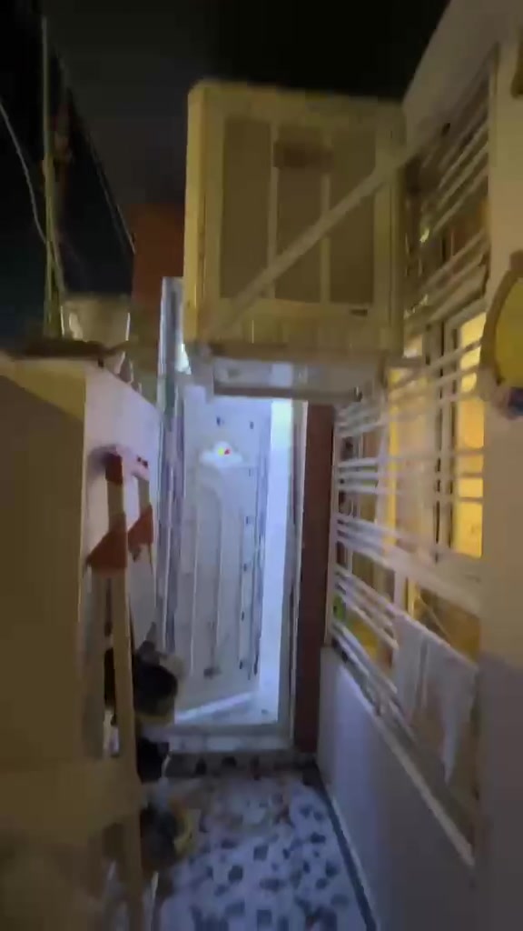 العنوان البوعيثة مجمع السلطان شارع البنجرجي فرع 12 ع اليسار تسلسل القطعه  ( 1194ج )
المساحة 50 متر

واجهه 5 متر

نزال 10 متر 

الصور فوك رفقت بالمحادثة

البيت يتكون من استقبال البيت مدخل واحد تواليت خارجي شرقي صاله هي مطبخ بنفس الوقت موجود منور بالصاله وكذلك حمام + تواليت غربي الطابق الثاني غرفتين نوم كل غرفه بداخله حمام الطابق الثالث مخزن كبير مطل ع السطح البيت بناء رفت عالي عن الشارع ب4 بايات يلا تصعد للبيت كذلك راشه مبيد حشرات قبل البناء شركة ثقب وضخ مواد لانو هي منطقه زراعيه جلمود وكذلك محدول البيت الارضيه بورسلين الاصلي وكذلك الاستقبال نص سيراميك والمطبخ كامل سيراميك بايات الدرج سيراميك الحمامات سيراميك الاستقبال ديكور مغربي ملكي البيت كله مصبوغ صبغ بلاستيكي ابيض الواجهيه  صبغ شركة جوتن درجه اولى تانكي ماء عدد 2 الواحد سعه الف لتر تاسيس المتء والمجاري درجه اولى مع وجود بروستر لضخ المياه للبيت السخان سعه 160 لتر الاثاث وتحفيات كامل اثنين غرف نوم وكذلك كاونتر تركي واثنين غرف نوم 3 سبالت اثنين مبردات  مع وجود الثريات من شركة اوزون وكثير من التفاصيل الاخرى@***********
ملاحضة السعر 87 مع الاثاث
 بدون اثاث 83
