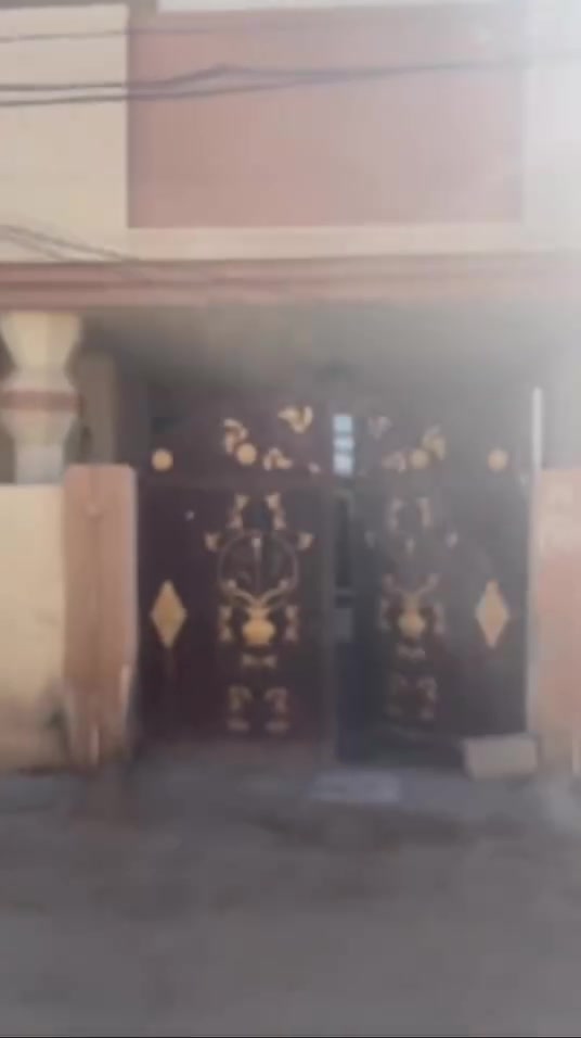 السلام عليكم البيت للبيع 55 وبي مجال
البيت يتكون تلاث طوابق وست غراف مساحت البيت ٢٢٠ المكان بحي العسكري ورا المركز 
استفسار ***********
