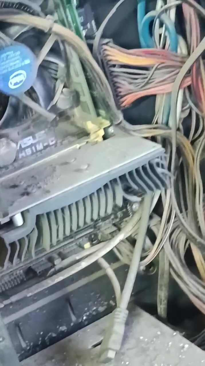 السلام عليكم اخوان 
خدمة مساعدة الفقير 😁
ال pc مالتك كاتله التراب
 صارلك شكد ما منظفه 
لتحتار ولتودي محلات الصيانة
 الي اول متسلم عليه يكلك ب 25 و ب 50
جيبه يمي واني انظفلكيا وابدلك المعجون واسويلك كيبل مانجمنت(ارتبلك الكيبلات) ب 15 الف بس وادزلك تصوير قبل واثناء وبعد العمل وتجي تستلمه وتفحصه بيدك 
للمعلومات ارقى المواد استعمل ف لا احد يجي ويسقط  
*ملاحظة اشتغل من البيت مكان حاليا ماعدي تريد تجيني للباب وتسلمه من الباب تريد ادزلكيا توصيل الشغل مو عيب 
للتواصل/ ***********

المقطع الثاني طلب فقط تنظيف مو ترتيب كيبلات
