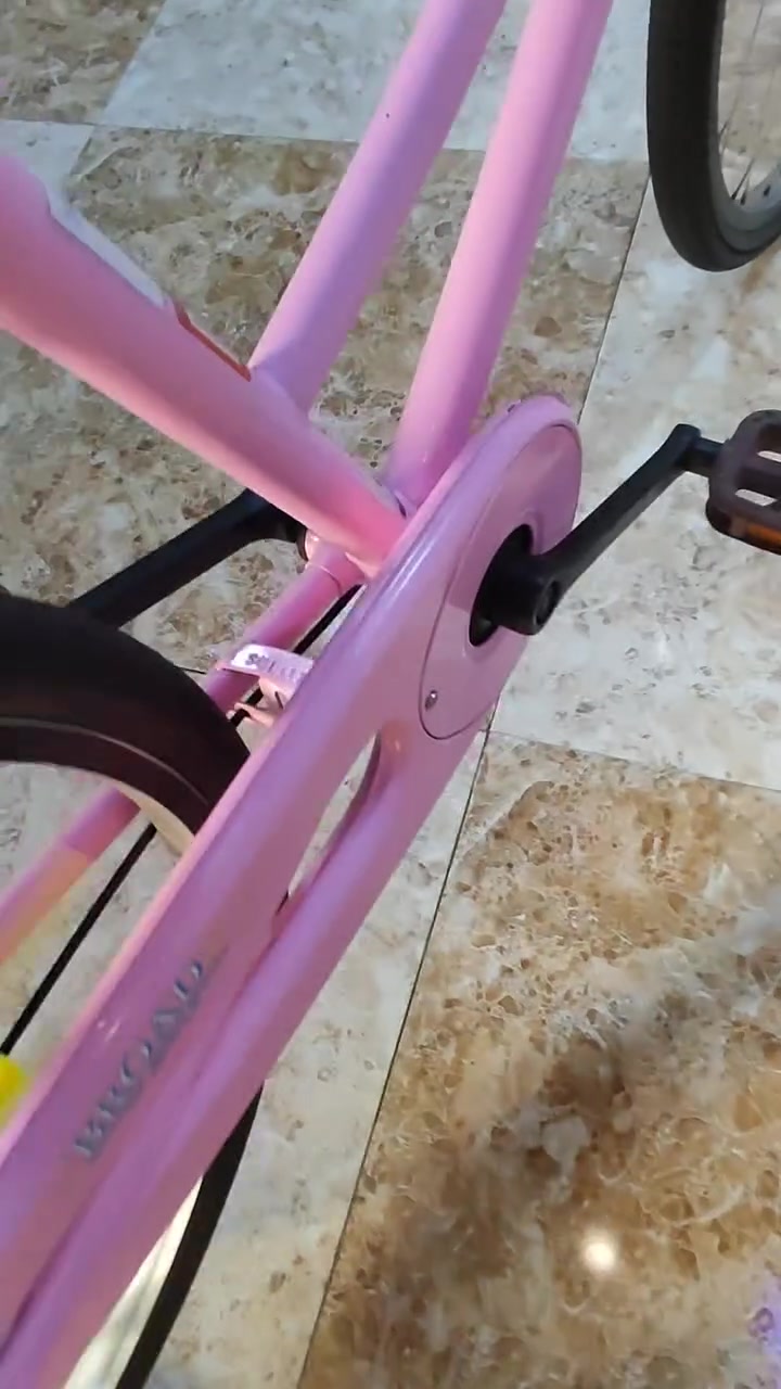 سلام عليكم بيسكل للبيع 
كل عيب مابي شركه برودي نضافه كدام لعين سعره 150بي مجال مكاني كركوك حي النصر رقم***********

