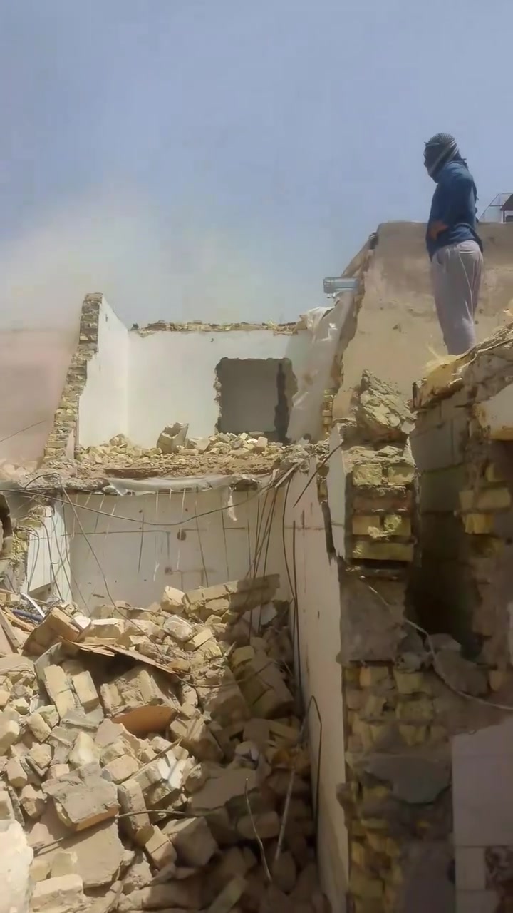 سلام عليكم
👷‍♂️مستعدون للتفليش البيوت 🏘والبنايات🏬 ورفع النقاذ + فرش سبيس + حادله مطاطيه وتجهيزها قطعه جاهزه للبناء 🧱  العنوان ميسان /العماره🌷 للستفسار أنتصل على الرقم***********🫡
