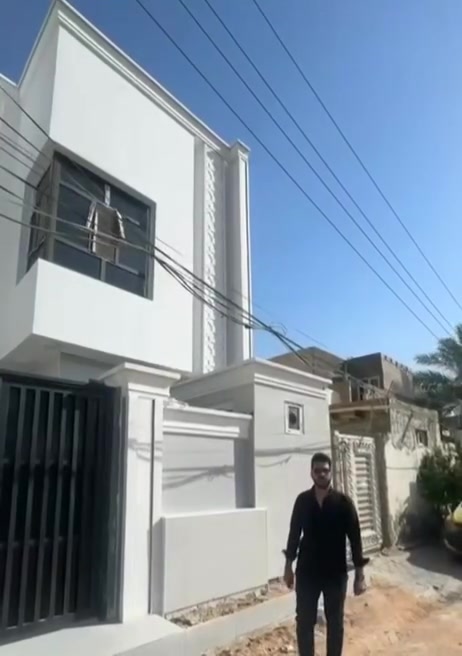 بيت 120 متر للبيع في حي المكرمة منطقة 8000
شارع الطاقة خلف التجاري 
شارعه مفتوح على شارع كربلاء  
البيت طابقين يحتوي على ثلاث غرف نوم كبيرة  وصالتين واستقبال ومطبخ وتخاريج 
الاساس رفت السقف صب مركزي الجدران طابوق نهروان 
شغل جناي حقيقي 

والسعر بلاش بلاش 168 
للإستفسار *********** سيد محمد
