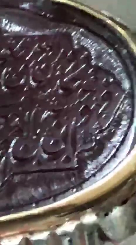 اللهم صلي على محمد وآل محمد 
عقيق يماني قديم لون كرزي 
جراخه ثبتي 
منقوشه آية الرزق المباركه 
ومن يتق الله 
بقلم الاستاذ خالد التميمي خط قديم 
صياغة المبدع علي بمبع
