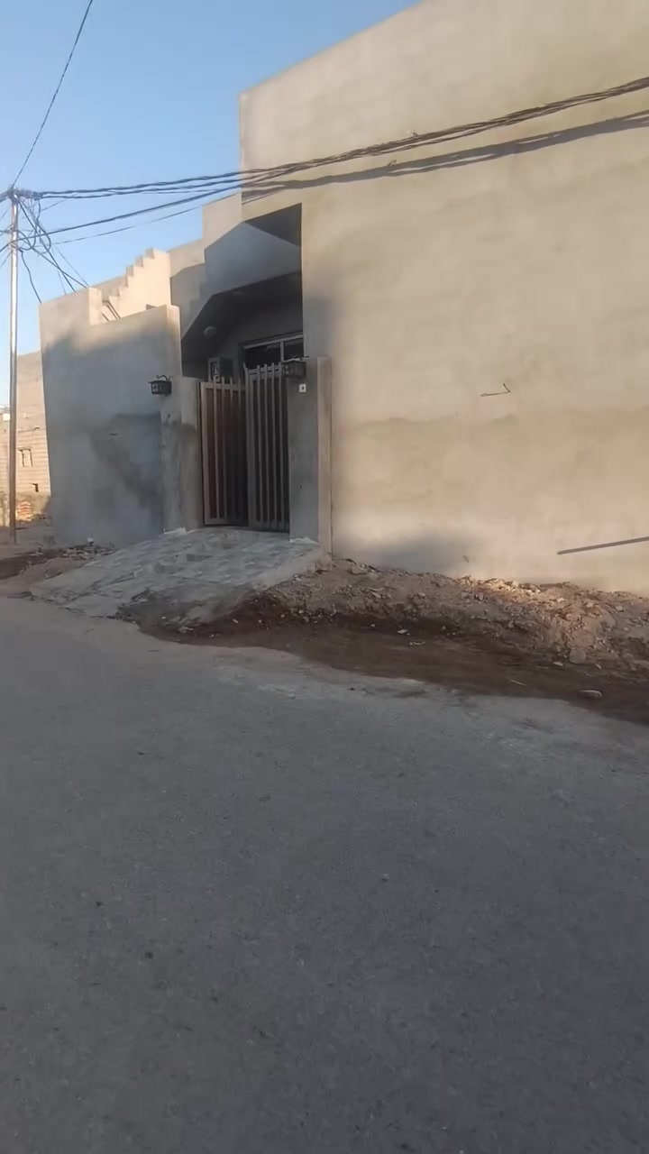السلام عليكم بيت لبيع مساحة 100متر 10*10ركن متكون من ستقبال وغرفة وصاله ومطبخ عنوان محمد ليلة الزراعي قرب اسواق عبد بالجزء الاول 
لتواصل ***********
