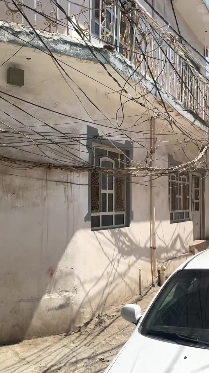 السلام عليكم بناية ركن طابقين المساحة ١٣٠ متر ملك صرف طابقين منفصلات غير مؤجرات  السعر ١٣٠  مليون وبيهن مجال للتواصل ***********
