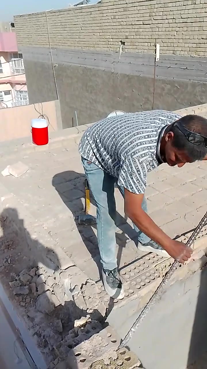 السلام عليكم نعمل بالتفليش البيوت القديمه والترميم ***********
