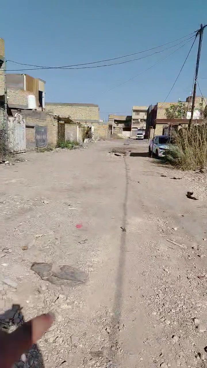 السلام عليكم
 (بيع او مرواس بمشتمل بنفس المنطقه) 
قطعه أرض في الكوت الجديدة شارع بيت حايف طابو 25 مساحتهة 200 متر (10*20)عرض الشارع 11 متر كافه الخدمات ماء و مجاري وكهرباء تبعد عن شارع بغداد الرئيسي 300 متر صايره مابين شارع بيت حايف 20 وبين شارع الصب 15 قبل المولدة بشارعين مقابل الصيدلية 
للاستفسار أكثر الاتصال ***********
