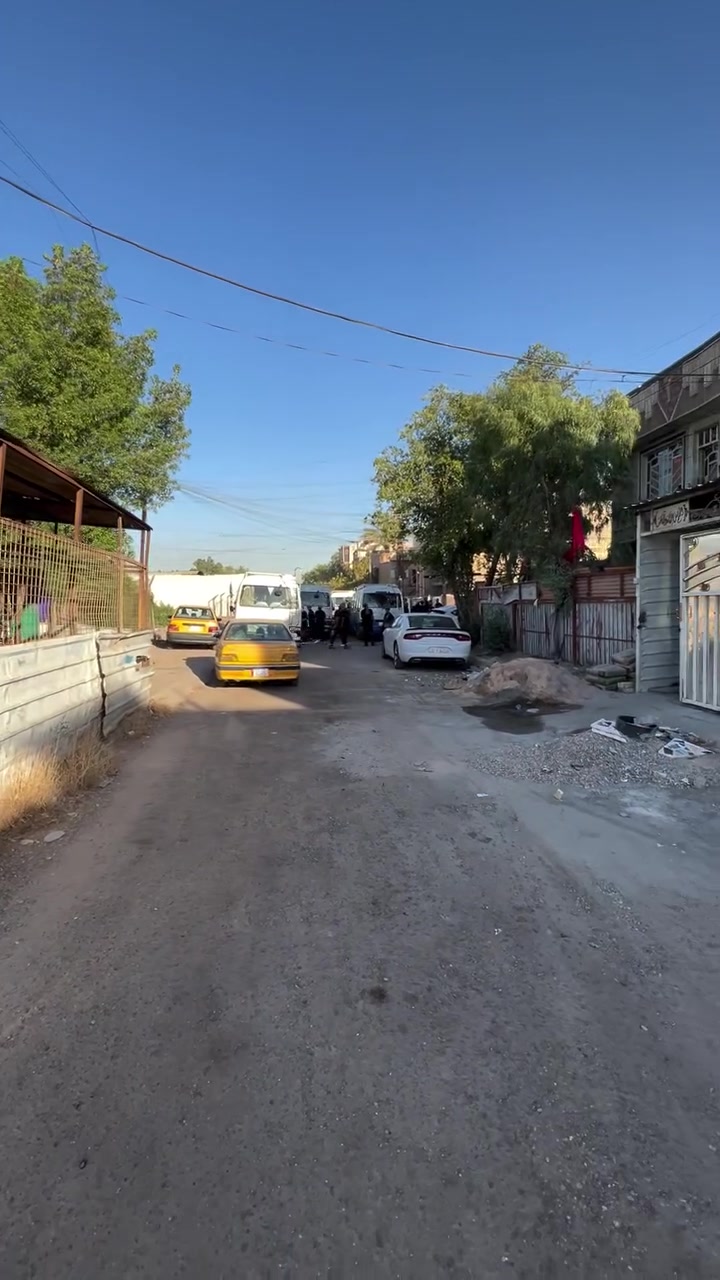 السلام عليكم 

العنوان حي اور شارع حسينيه الشهداء قرب روضه السندس
الشارع الخدمي  المؤدي إلى سنتر حي اور

مساحه 100 متر مربع واجهة 5 ونزال 20 
الكراج الخارجي مو من ضمن مساحه البيت

الطابق الاول طرمه حمام خارجي استقبال مطبخ حار بارد  وصحيات وغرفه نوم بالأخير 
الطابق الثاني غرفتين وحولي وصحيات
سطح وغرفه سندويچ

الاستفسار واتساب ع الرقم ***********
