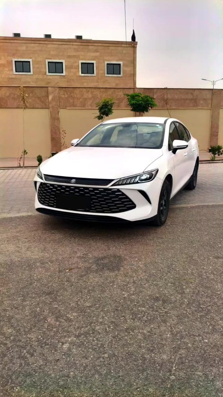 السلام عليكم للبيع أو للمراوس: BYD Qin Plus (بي واي دي كين بلاس)
اللون الخارجي: أبيض صدفي.
​اللون الداخلي: أبيض مميز وفخم جداً بحالة الشركة.
​الكفالة: مكفولة كفالة عامة شاملة.
​التحديث والبرامج: محدثة لأحدث إصدار ومثبت عليها كافة البرامج والتطبيقات:
​واجهة Dudu Launcher (دودو لانشر).
و واجهة Kinex Launcher (لانشر كينكس)
​تطبيق YouTube (يوتيوب).
​حزمة التطبيقات والخدمات كاملة وشغالة 100%
وويها شاحن اصلي سعرة ورقتين يطول ب الشحن ساعة ونص الى ساعتين
​الوضع العام: السيارة بحالة الزيرو مرقم بغداد   
​خيارات البيع: للبيع نقداً أو للمراوس 
​للتواصل والاستفسار:
​رقم الهاتف: [***********]
​ المحافظة: [النجف]
