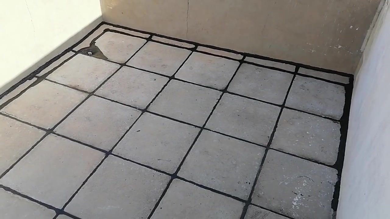 جانب من أعمالنا في عمل الاشايكر وقلع وتبديل الماستك القديم وتنظيف الجوينات واعادته بماستك جديد وكوي الازاره #كركوك #قلع #ماستك #اوزيكام
 ***********
***********
