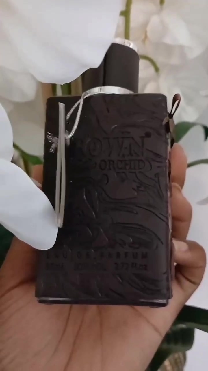 🤎  عطر دارك براون أوركيد  DARK BROWN ORCHID 🤎
       🔥عطر رجالـي أصلي🔥

يأتي عطر براون اوركيد بمجموعة مكونات ساحره لها تأثير خاص ع الحواس
هو أحد العطور الجذابه تركيبة هذا العطر جذابة ، ومتطورة ، وغامضة
 عطر مثير جدا وذو ثبات عالي عطر دارك براون أوركيد الإسم وحده يكفي لترى مدى هذه الفخامة والروعة والاناقةأناقة في إختيار الإسم ، أناقة في تركيبة العطر ، روعة وجاذبية وإثارة 🎩 ..

يفتتح عطر براون اوركيد مكوناته بالفلفل الوردي، البرتقال المر والسرو. يتضمن قلب عطر براون اوركيد كل من الزنبق ومسك الروم، اما القاعدة فتضم كل من كريمة الكستناء، الفانيلا، البتشولي والاوركيد البني.

المكونات العليا
يفتتح عطر براون اوركيد مكوناته بزهرة الايلنج، الياسمين والحمضيات؛ التي تنعشك. يمتزج كل من الزبيب الاسود و الكمأ الاسود؛ لتوفير رائحة غنية فريدة من نوعها.

المكونات الوسطى
يضم عطر براون اوركيد في قلبه كل من المكونات الخشبية، الفاكهية والوردية. توفر لك المكونات الوردية روائح منعشة ترضي الحواس. يقدم اللوتس رائحة الفواكة المغرية.


السعر 15الف وبي مجال 
🚘يوجد خدمة توصيل لجميع محافظات العراق  🚘