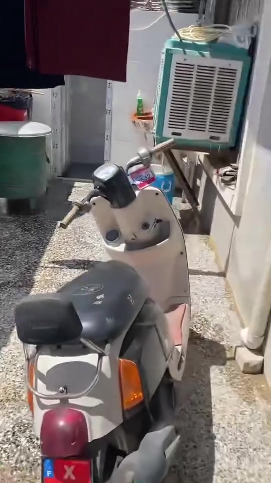 سلام عليكم بيت للبيع مساحته 100 مربع ثالث بيت بل الدونم شارع اوقريبا عل شارع خمسه كليو جاهز م كلشي اونضفيه الاستفاره تصال عل رقم ***********
