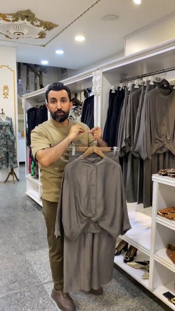 من احلى السوتات باللبس هذا وسوته الج بسعر حلو بلش يخلص القطع الاخيرة ولحكي عالعرووووض 🫰🏼💙❤️ . تفاصيل اكثر داخل الفيديو .. سعر التوصيل 5 الاف دينار  بغداد وكل المحافظات 🚖  العنوان : بغداد الدورة سوق الاثوريين شارع نادي المجتمع العائلي رقم الهاتف ***********___***********  . . . . . . #ملابس #ازياء #اكسبلور 
