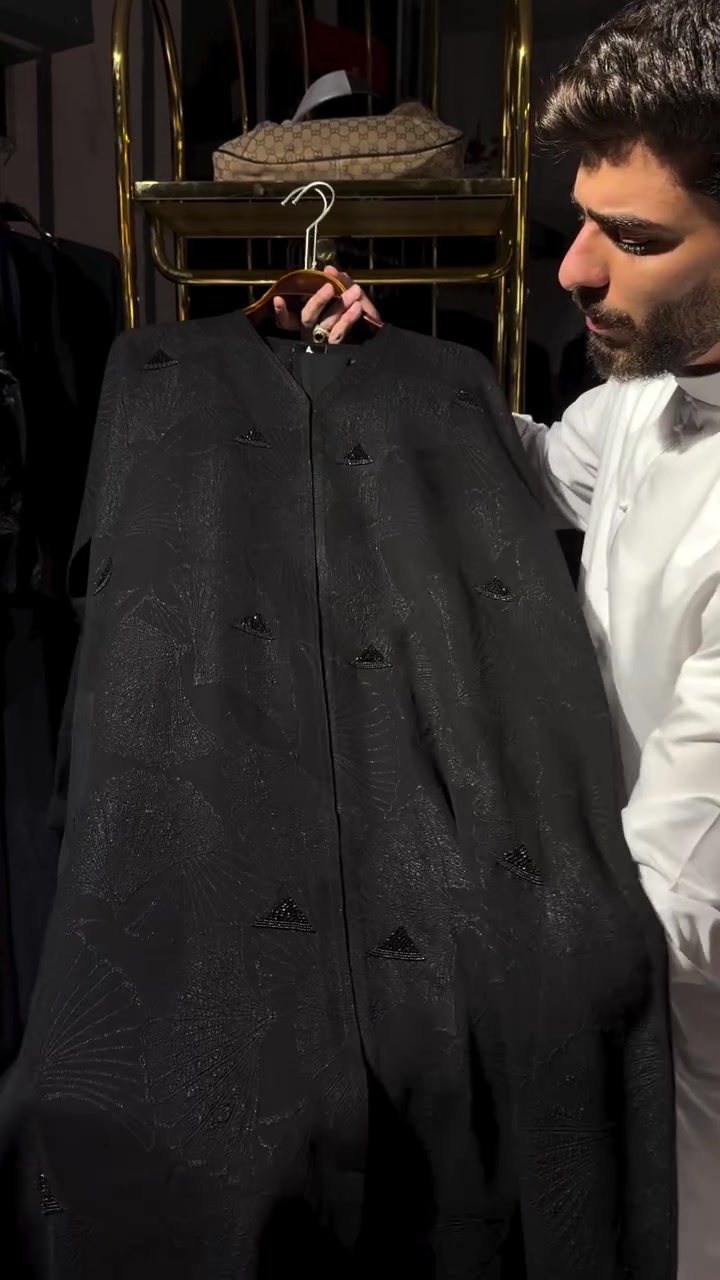 الحجّار للعبات 
عبايه موديل حصري شك يدوي عبايه +شال
القياسات 54-56-58-60
يوجد توصيل كافه انحاء العراق 
واتساب:***********
