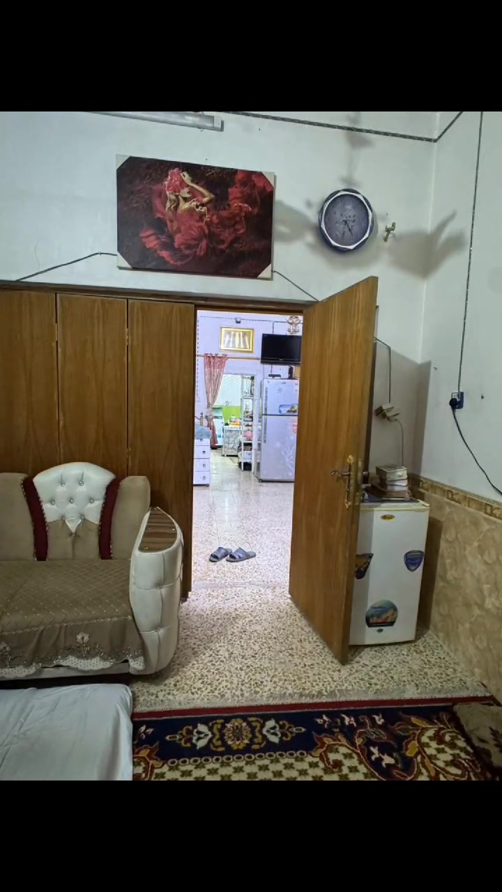السلام عليكم بيت 100 م طابقين صب حي الوفاء للبيع غرفتين نوم كراج استقبال صاله عدد 2 مطبخ حار وبارد السعر 115 وبي مجال منطقة 40 الف مفتوح على شارع الصب رقم تلفون 📱 ***********